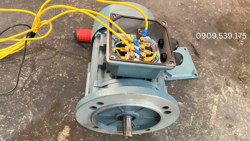Thao tác quấn băng keo và tẩm vecni để đóng rắn mối nối, chống rung lắc và thấm nước tuyệt đối