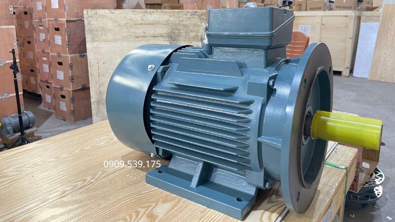 Thao tác tiên quyết là ngắt Aptomat tổng để triệt tiêu nguồn năng lượng duy trì sự cố cháy nổ.