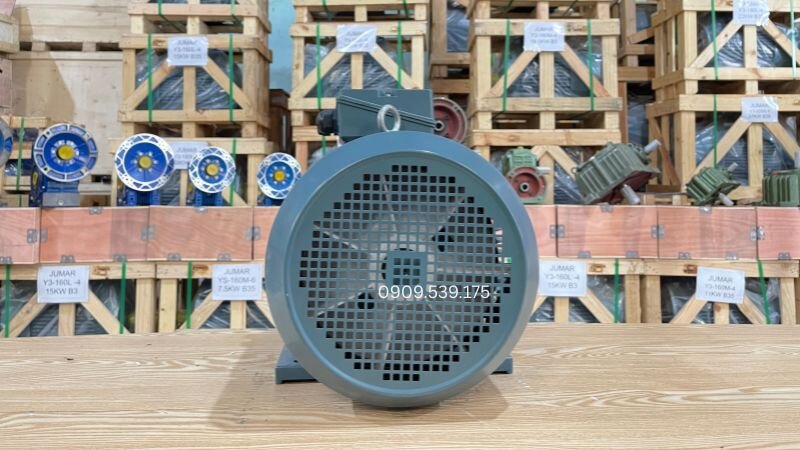 Kỹ thuật viên kiểm tra hàng có sẵn tại kho và đọc bản vẽ cơ khí tư vấn kích thước mặt bích