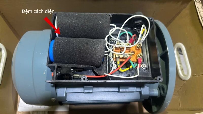Khái niệm vật tư cách điện và chức năng ngăn chặn rò rỉ điện, chống chập cháy do vỏ tụ cọ xát vào hộp cực