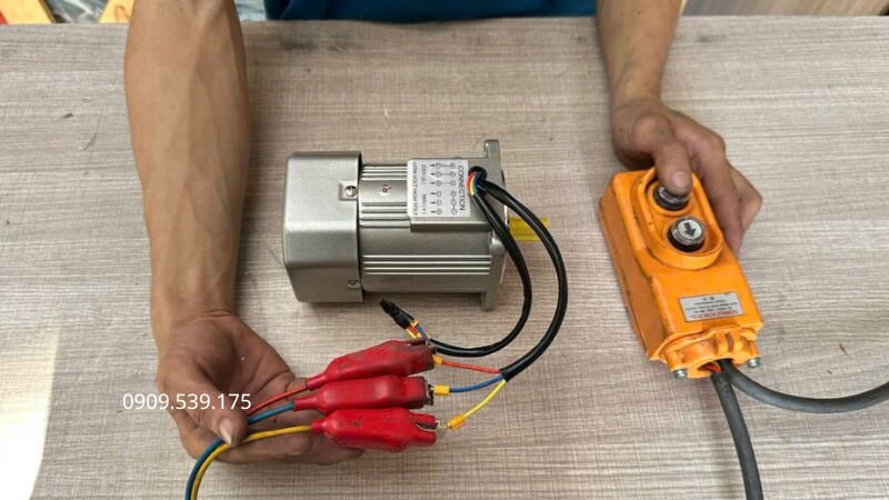 Tráo đổi vị trí 2 trong 3 dây pha cấp nguồn để làm thay đổi chiều từ trường quay của motor