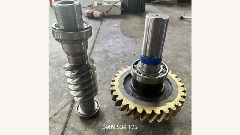Cơ cấu truyền động vuông góc 90 độ (các dòng WP, NMRV) giúp vận hành êm ái, tỉ số truyền lớn và có tính năng tự hãm cơ khí