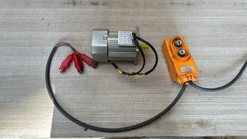 Các vật tư cơ bản gồm tua vít cách điện, kẹp nối dây và công tắc chuyển mạch 3 pha