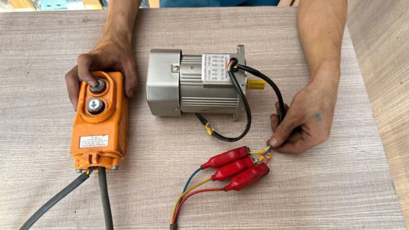 Giải pháp đấu nối qua cầu dao đảo pha để thao tác chuyển hướng quay thuận/nghịch nhanh chóng, liên tục