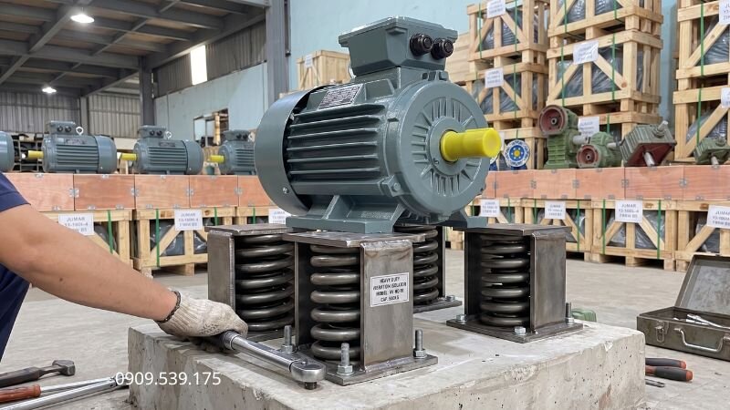 Thiết bị chuyên dụng cho motor hạng nặng giúp hấp thụ các rung động mạnh và ngăn ngừa nứt vỡ bệ máy