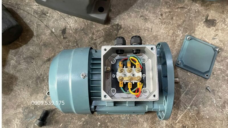 Cấu trúc hộp đấu dây khép kín bằng đệm ron, kết hợp ống siết cáp chặt chẽ và lồng quạt không đọng nước