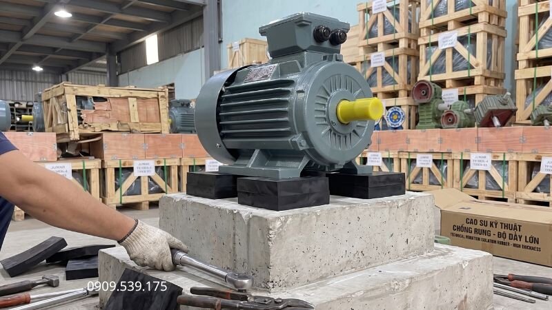 Lớp lót nền có độ dày lớn giúp giảm tiếng ù và ngăn chặn rung chấn lan truyền xuống mặt sàn nhà xưởng