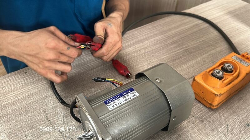 Nguyên tắc bắt buộc ngắt nguồn, siết chặt tiếp điểm và tuyệt đối không đảo pha đột ngột khi trục motor đang quay