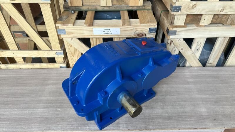 Hộp số vỏ gang đúc dày dặn và chịu tải cường độ cao trong các hệ thống lớn như máy ép, máy trộn.
