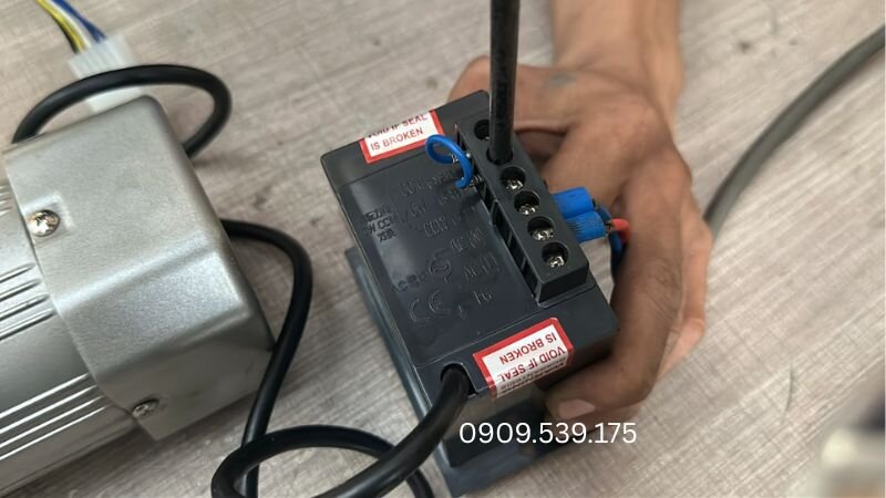 Kết nối chặt giắc cắm hộp điều tốc, đấu đúng cặp dây nguồn, hạ tốc độ cơ về mức thấp nhất và gạt công tắc đảo chiều dứt khoát