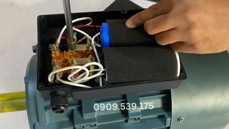 Cách lắp đệm cách điện tụ motor.