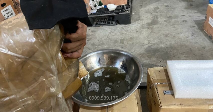 Châm dầu vào hộp giảm tốc