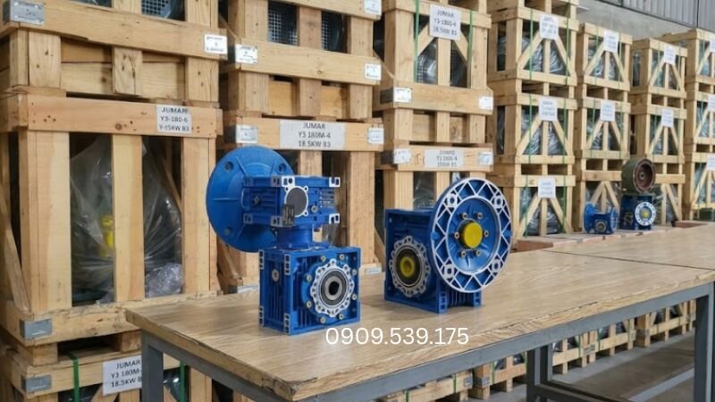 Loại 1 cấp nhỏ gọn với 2 trục chính (vào/ra); loại 2 cấp có cấu trúc to nặng hơn do bổ sung thêm trục trung gian.