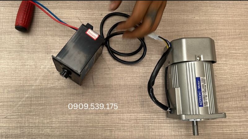 Các thiết bị cơ bản gồm công tắc đảo chiều (hoặc rơ-le), đồng hồ vạn năng, tua vít và sơ đồ đấu nối.