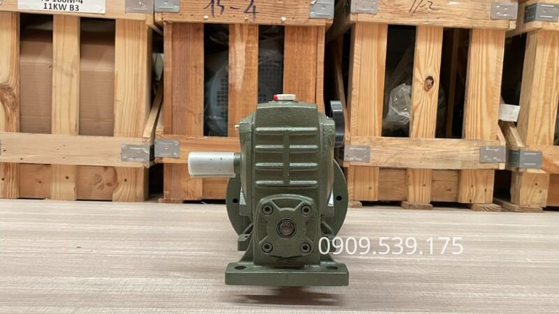 Kiểm tra vị trí cấp dầu trên vỏ hộp giảm tốc công nghiệp