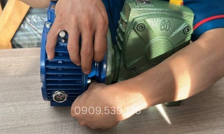 Kỹ thuật viên đang tiến hành kiểm tra và chạy thử