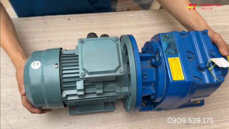 Installing the R-series heavy duty inline gearbox with a 3-phase electric motor
