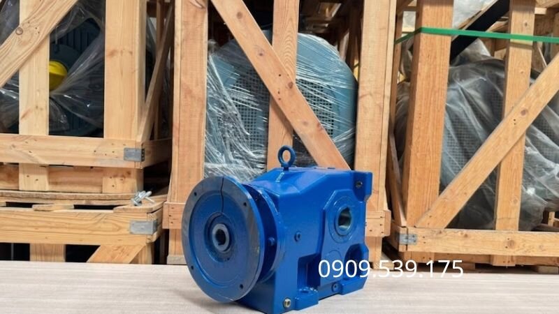 Mặt bích nứt do thực hiện sai cách lắp hộp giảm tốc vào băng tải