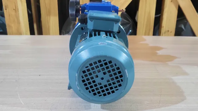 Motor giảm tốc 3 cấp (2 UDL 0.37kW và 1 R37) mặt sau