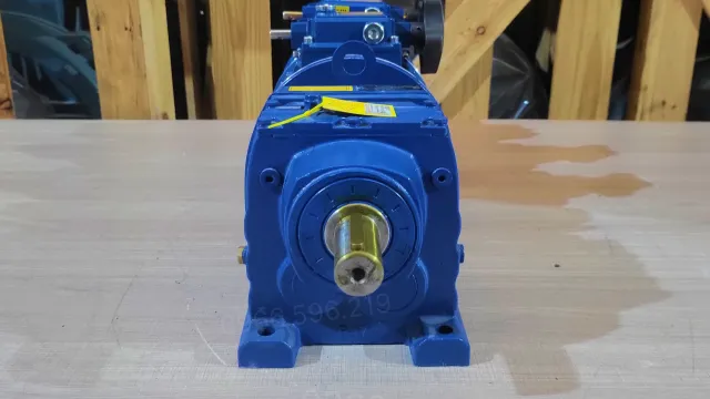 Motor giảm tốc 3 cấp (2 UDL 0.37kW và 1 R37) mặt trước