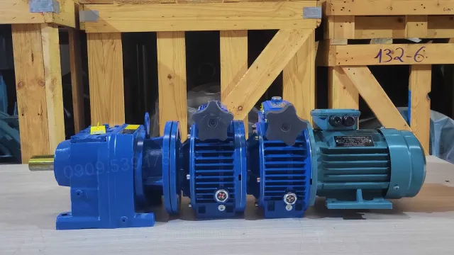 Motor giảm tốc 3 cấp (2 UDL 0.37kW và 1 R37) phải