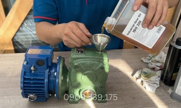 Nạp dầu bôi trơn cho hộp giảm tốc