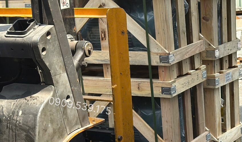 Nhân viên đang chuyển hàng về kho