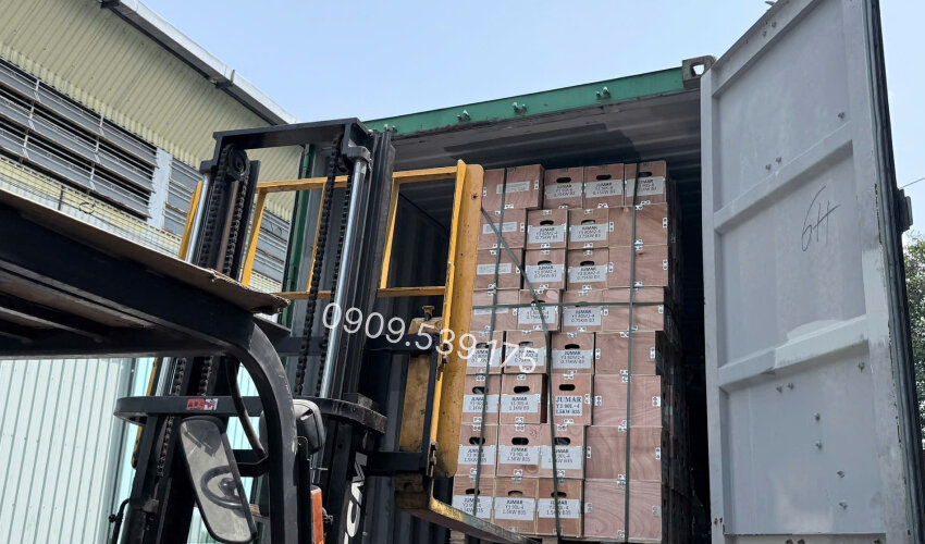 Nhân viên đang chuyển hàng vô kho 