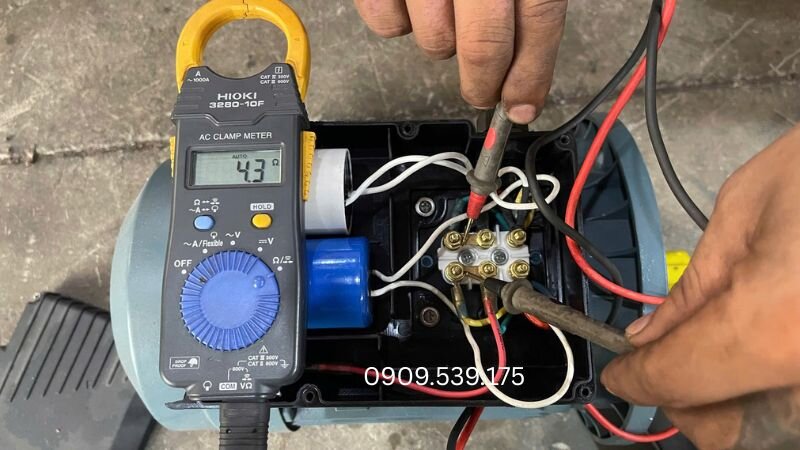 Dùng thang đo Ohm để dò tìm và phân loại các đầu dây thuộc cùng một cuộn dây.