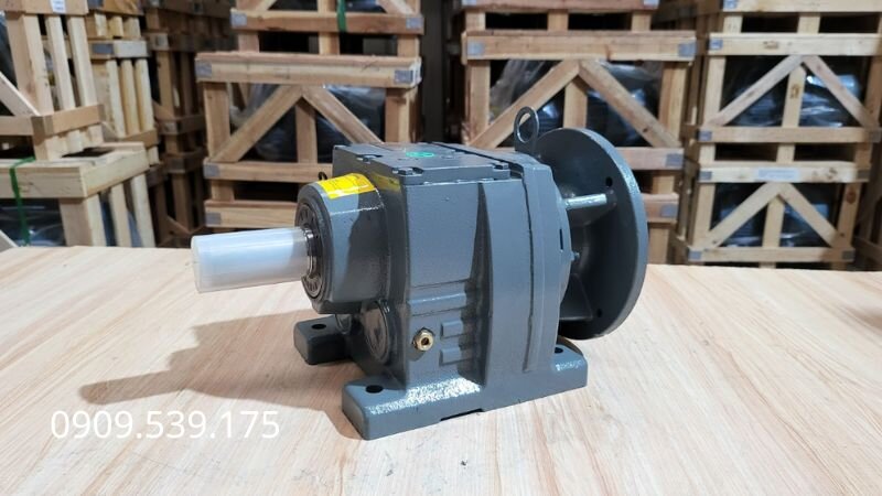 So sánh hộp giảm tốc cốt âm và cốt dương cho băng tải công nghiệp
