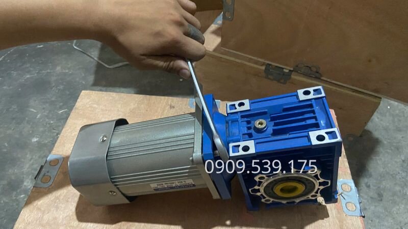 Thao tác cố định mặt bích trong quy trình cách lắp NMRV với motor giảm tốc mini đúng kỹ thuật