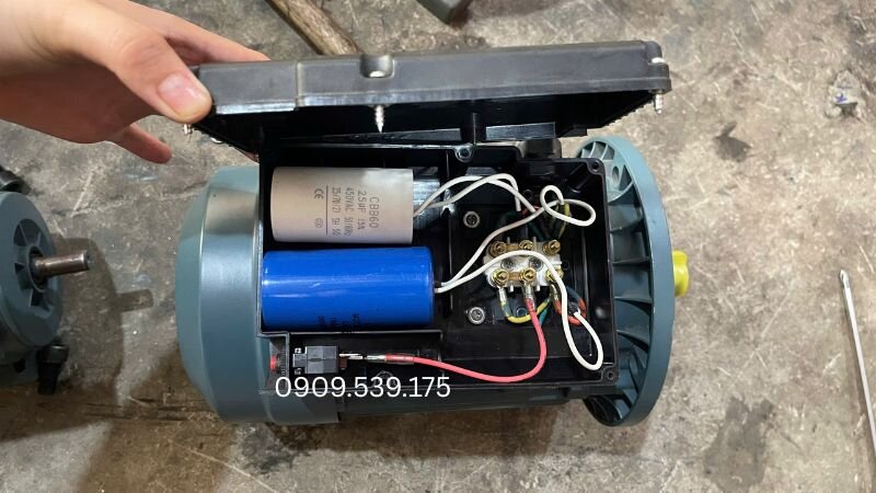 Thao tác làm sạch lớp vecni cách điện trên lõi đồng để đảm bảo tiếp xúc điện tối đa khi ép cos