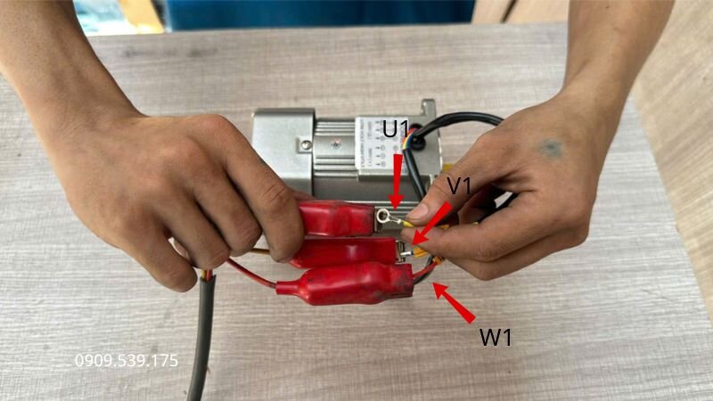 Thao tác tháo và tráo đổi trực tiếp vị trí 2 trong 3 sợi dây pha tại domino hộp cực cho thiết bị chạy cố định một chiều