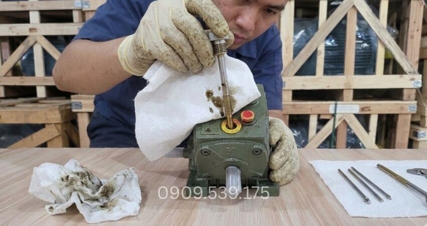 Tháo và làm sạch que thăm dầu hộp giảm tốc