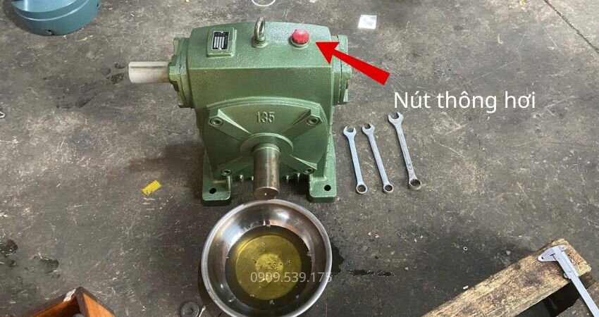 Thay nút thông hơi hộp giảm tốc