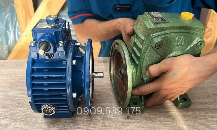 Tiến hành lắp đặt hộp giảm tốc lại với nhau
