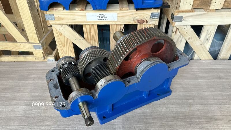 Truyền động bằng cặp bánh răng trụ (thẳng/nghiêng/chữ V), sở hữu ưu điểm hiệu suất truyền lực cực cao và khả năng chịu tải trọng lớn