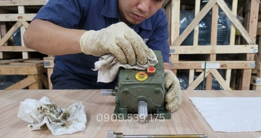 Vệ sinh hộp giảm tốc trước khi mở nắp thăm dầu