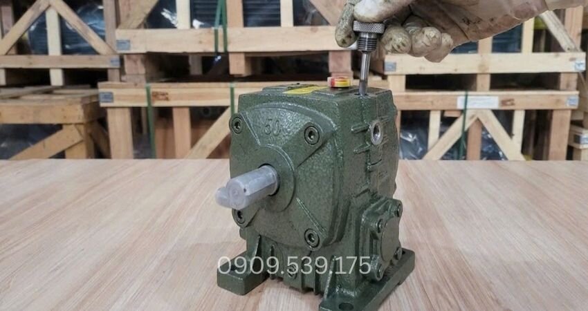Vị trí đặt que thăm dầu vào hộp giảm tốc