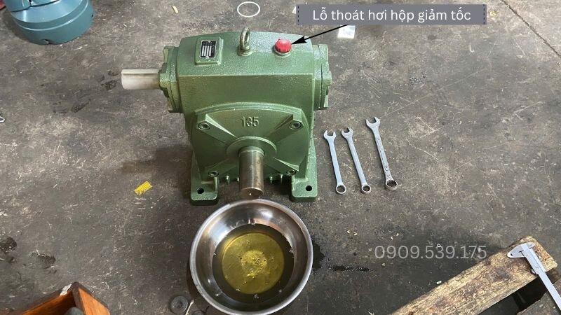 Vị trí lỗ thoát hơi hộp giảm tốc nằm trên cùng