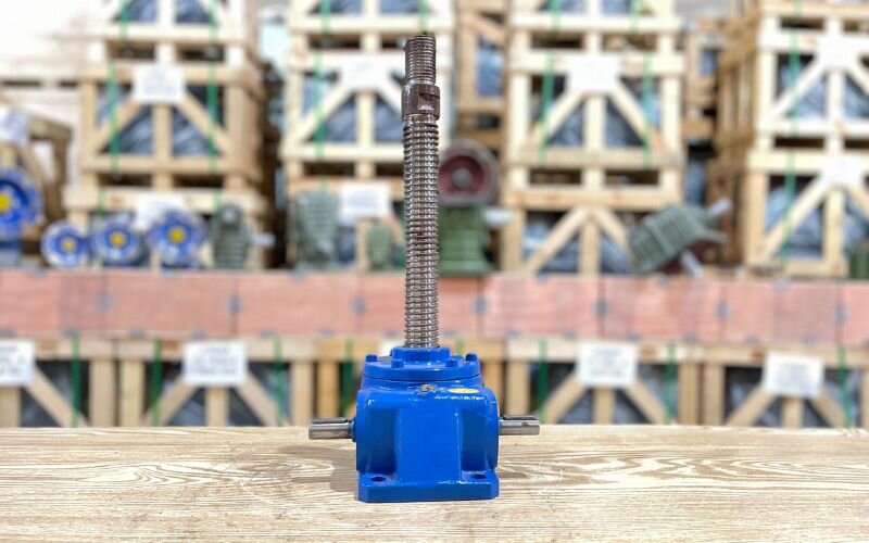 Lifting screw jack with extremely high precision