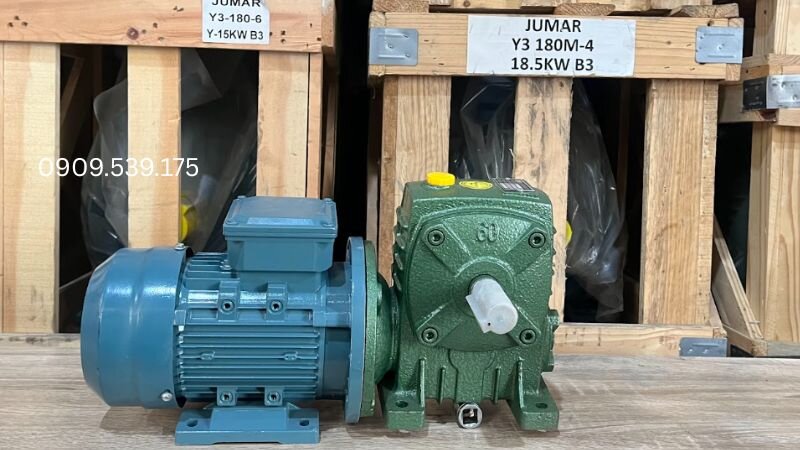 Cảnh báo các sự cố như siết bu-lông lệch gây vênh bích, đóng then sai kích thước làm kẹt máy và quên lắp nút thông hơi gây rách phớt dầu