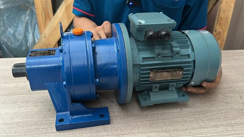 Vệ sinh cốt trục, định vị then chốt, lồng motor đồng tâm và siết bu-lông chéo góc.