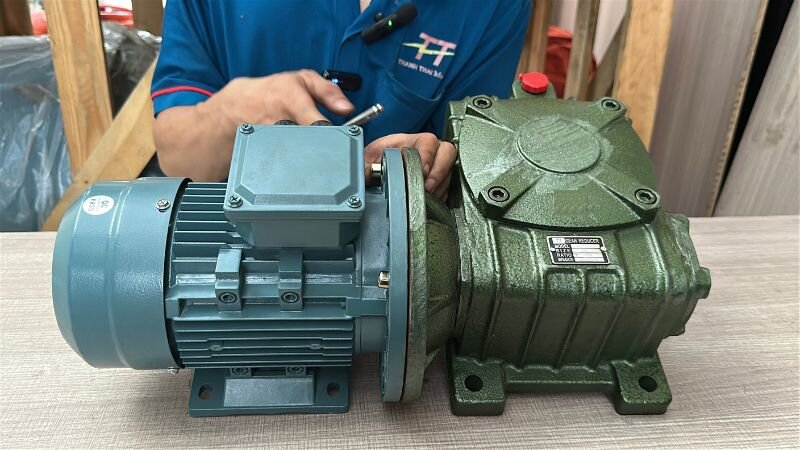 Cách lắp hộp giảm tốc trục vít WPDX với motor điện tạo thành motor giảm tốc