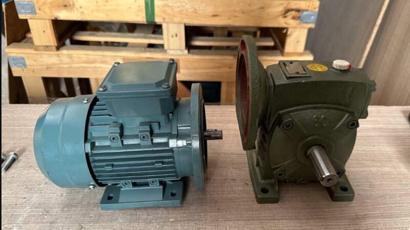 Nhận diện cấu tạo cốt vào mặt bích rỗng (D) kết nối trực tiếp motor và cốt tải hướng thẳng đứng (S) nhằm chuẩn bị chính xác kích thước ghép ráp.