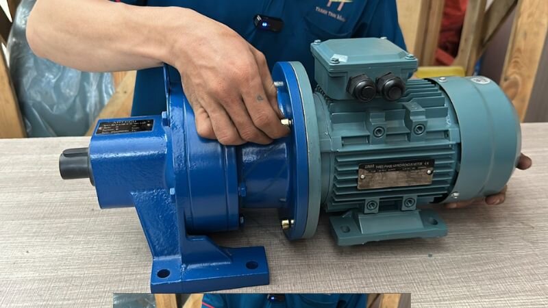 Chuẩn bị cờ lê, búa cao su, đồng hồ so kiểm tra đồng tâm và vật tư vệ sinh cơ khí.