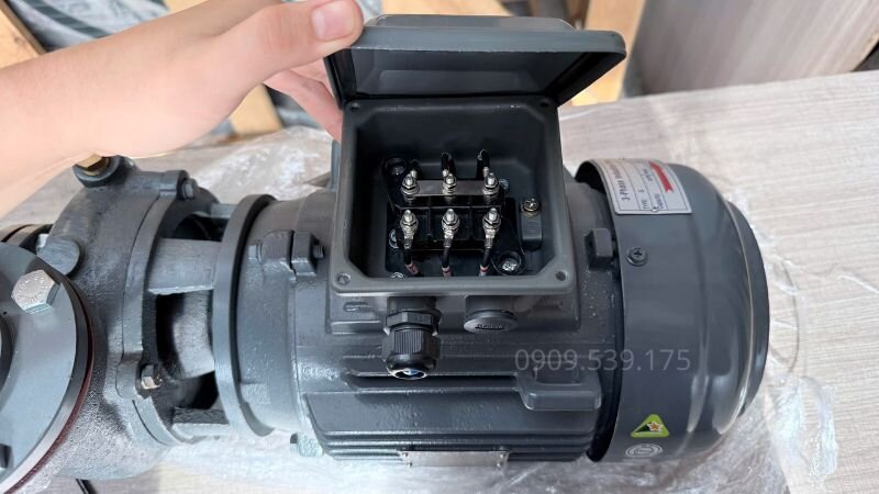 Mở nắp hộp cực trên thân máy bơm nước 3 pha