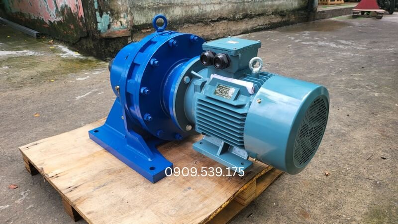 Tuyệt đối không dùng búa sắt đóng ép, châm đủ bôi trơn và cố định trên bệ máy phẳng.