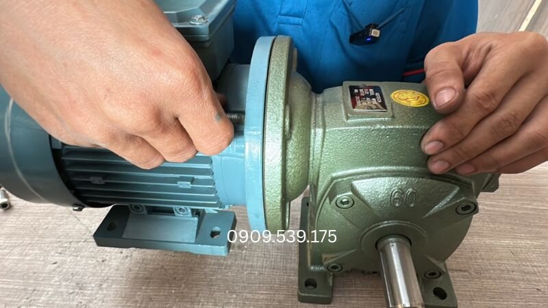 Thực hiện tuần tự khâu vệ sinh trục, đặt then chốt, lồng motor đồng tâm và siết bu-lông chéo góc chữ thập để cố định vững chắc mặt bích