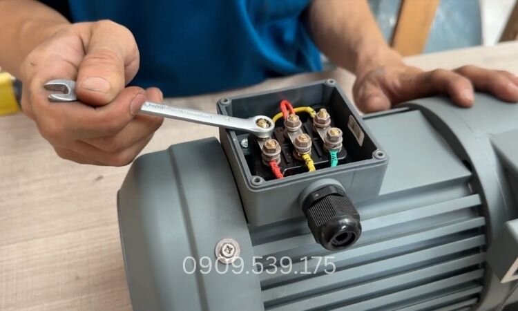 Siết chặt ốc vít để tránh tình trạng phóng tia lửa điện
